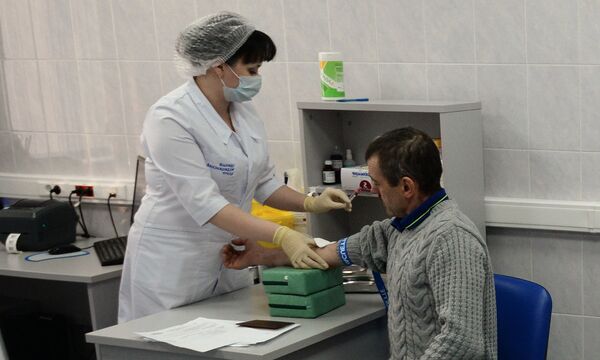 Иностранный гражданин проходит медицинское обследование в рамках комплекса услуг для оформления трудового патента в Едином миграционном центре Московской области, архивное фото Иностранный гражданин проходит медицинское обследование в рамках комплекса услуг для оформления трудового патента в Едином миграционном центре Московской области, архивное фото - Sputnik Таджикистан