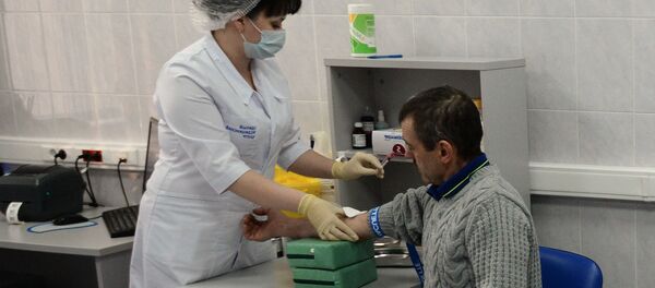 Иностранный гражданин проходит медицинское обследование в рамках комплекса услуг для оформления трудового патента в Едином миграционном центре Московской области, архивное фото - Sputnik Таджикистан