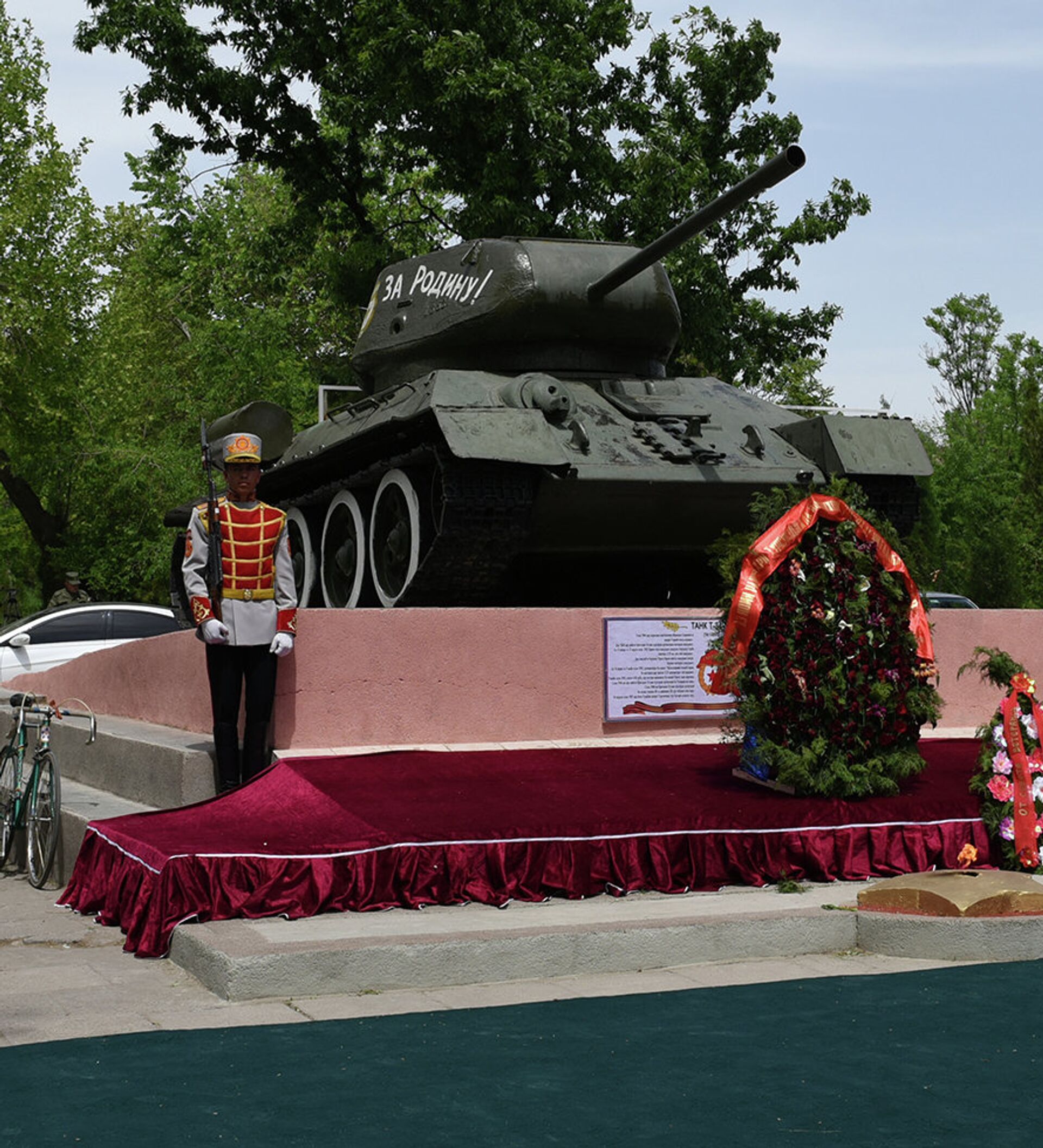 Момент победы. Парк Победы Душанбе. Монумент танку т-34 в парке Победы г.Турсунзаде. Памятник т 34 в Таджикистане. Душанбе памятник танк.