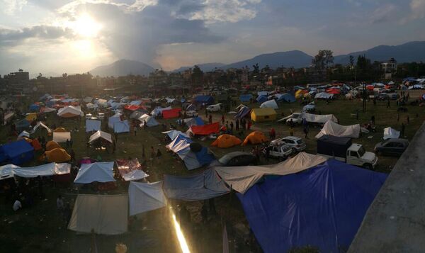 Непальские жители разбили палатки в открытом поле при Chuchepati - Sputnik Таджикистан
