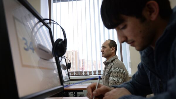 Выдачапатентов в Едином миграционном центре Московской области. Архивное фото - Sputnik Таджикистан
