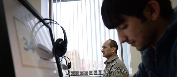 Выдачапатентов в Едином миграционном центре Московской области. Архивное фото - Sputnik Таджикистан