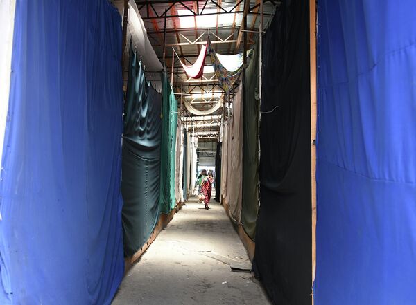 Закрытые торговые точки на рынке Шохмансур Закрытые торговые точки на рынке Шохмансур - Sputnik Таджикистан