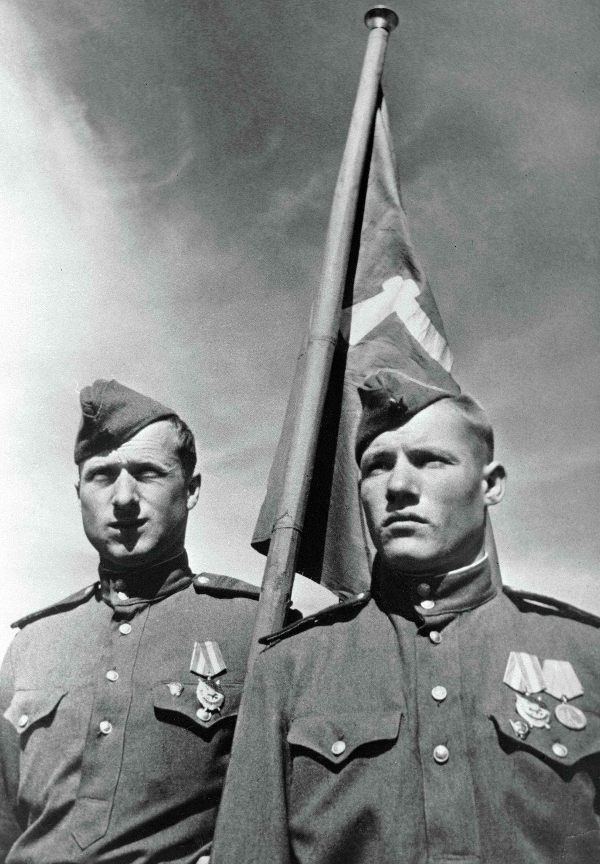 Младший сержант кантария. Егоров и Кантария. Егоров и Кантария водрузили Знамя.