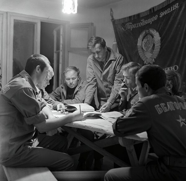 Заседание штаба студенческого отряда. Архивное фото. - Sputnik Таджикистан