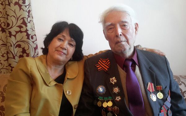 Джамол Касымов с дочерью Саломат Джамол Касымов с дочерью Саломат - Sputnik Таджикистан