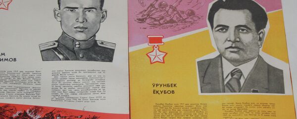 Қаҳрамони Иттиҳоди Шӯравӣ Олим Хакимов (аз чап) ва Урунбек Ёқубов дар лавҳаи хотиравии Шӯрои собиқадорони ҷангу меҳнати ш. Душанбе - Sputnik Тоҷикистон