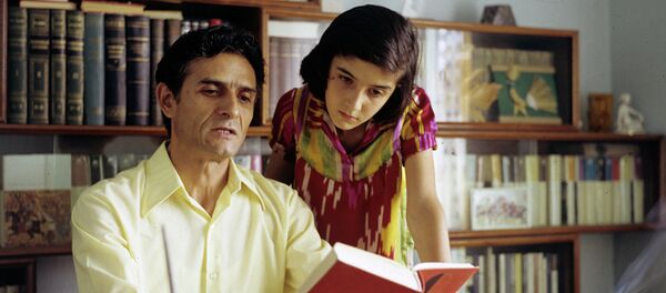 Поэт Мумин Каноат со своей дочкой, архивное фото Поэт Мумин Каноат со своей дочкой, архивное фото - Sputnik Таджикистан