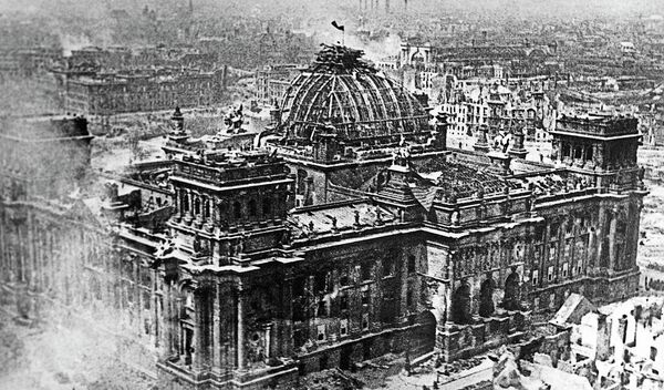 Знамя Победы над рейхстагом. Берлин 1 мая 1945 года. - Sputnik Таджикистан