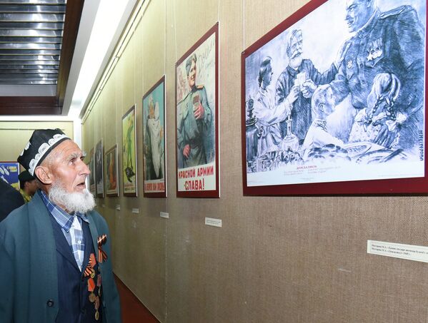 Выставка агитационных плакатов Грани Победы - Sputnik Таджикистан