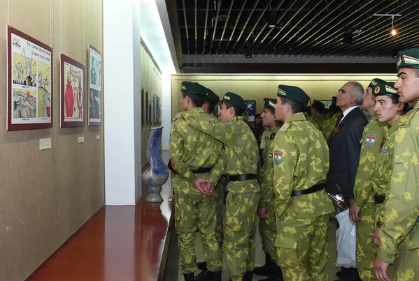 Намоишгоҳи варақаҳои таблиғотии Наҳваҳои Пирӯзӣ Намоишгоҳи варақаҳои таблиғотии Наҳваҳои Пирӯзӣ - Sputnik Тоҷикистон