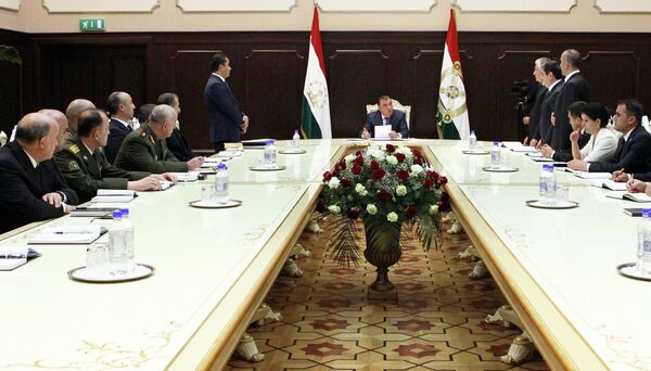 Глава государства Эмомали Рахмон принял у себя ряд новоназначенных кадров 4 мая 2015 года - Sputnik Таджикистан
