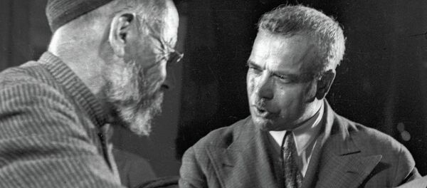 Писатель Абдулькасим Лахути (справа) беседует с народным акыном на I съезде писателей. Архивное фото Писатель Абдулькасим Лахути (справа) беседует с народным акыном на I съезде писателей. Архивное фото - Sputnik Тоҷикистон