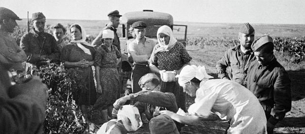 Медсестры оказывают помощь первым раненым - Sputnik Таджикистан