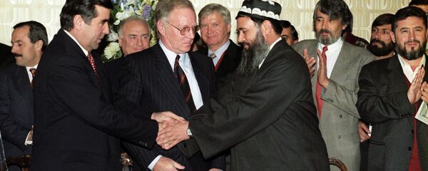 Встреча Председателя Правительства Российской Федерации Виктора Степановича Черномырдина с Президентом Республики Таджикистан Эмомали Шариповичем Рахмоновым и лидером Объединенной таджикской оппозиции Абдулло Нуриддиновичем Саидовым (Абдулло Нуриддинович Саидов). Слева направо: Э. Рахмонов, спецпредставитель ООН в Таджикистане Дитрех Меррем и А. Саидов. 1997 год Встреча Председателя Правительства Российской Федерации Виктора Степановича Черномырдина с Президентом Республики Таджикистан Эмомали Шариповичем Рахмоновым и лидером Объединенной таджикской оппозиции Абдулло Нуриддиновичем Саидовым (Абдулло Нуриддинович Саидов). Слева направо: Э. Рахмонов, спецпредставитель ООН в Таджикистане Дитрех Меррем и А. Саидов. 1997 год - Sputnik Таджикистан