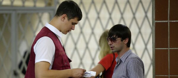 Сотрудник ФМС в московском метрополитене. Архивное фото Сотрудник ФМС в московском метрополитене. Архивное фото - Sputnik Таджикистан