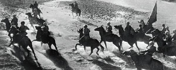 Бойцы из формируемой кавалерийской 61-й дивизии - Sputnik Таджикистан