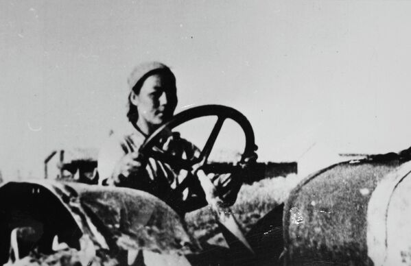 Девушка-таджичка работает на тракторе в годы Великой Отечественной войны. - Sputnik Таджикистан
