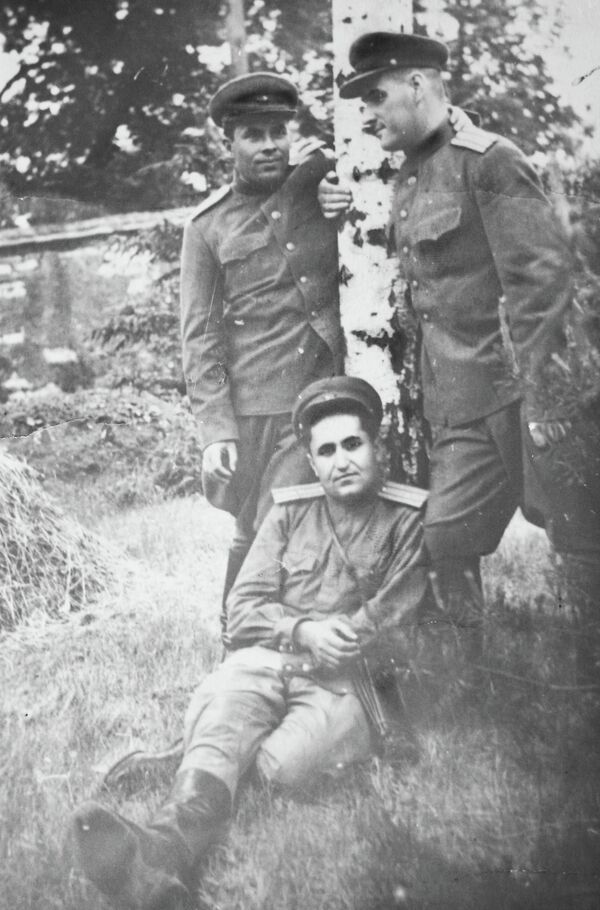 Мастибек Тошмухаммедов (в центре) с однополчанами в мае 1945 года. Впоследствии М. Тошмухаммедов стал первым генералом-таджиком. - Sputnik Таджикистан