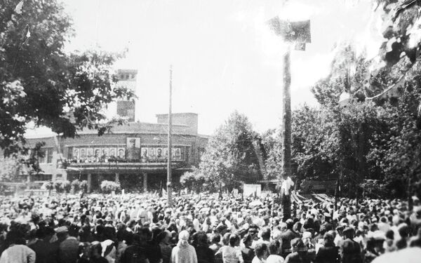 Праздничный митинг в Сталинабаде 9 мая 1945 года - Sputnik Таджикистан