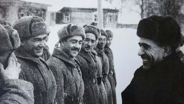 Председатель Президиума Верховного Совета Тад. ССР. М. Шагадаев беседует с кавалеристами таджиками 20-й кавалерийской Краснознаменной дивизии, награжденными за боевые заслуги. 1942 год - Sputnik Таджикистан