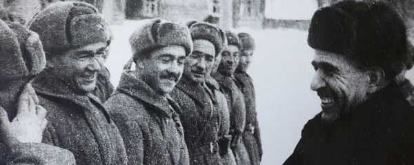 Председатель Президиума Верховного Совета Тад. ССР. М. Шагадаев беседует с кавалеристами таджиками 20-й кавалерийской Краснознаменной дивизии, награжденными за боевые заслуги. 1942 год - Sputnik Таджикистан