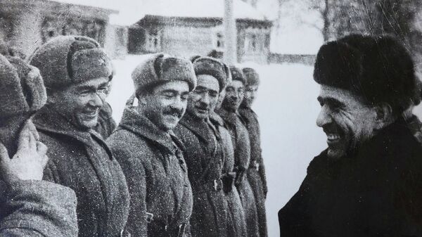 Председатель Президиума Верховного Совета Тад. ССР. М. Шагадаев беседует с кавалеристами таджиками 20-й кавалерийской Краснознаменной дивизии, награжденными за боевые заслуги. 1942 год - Sputnik Таджикистан