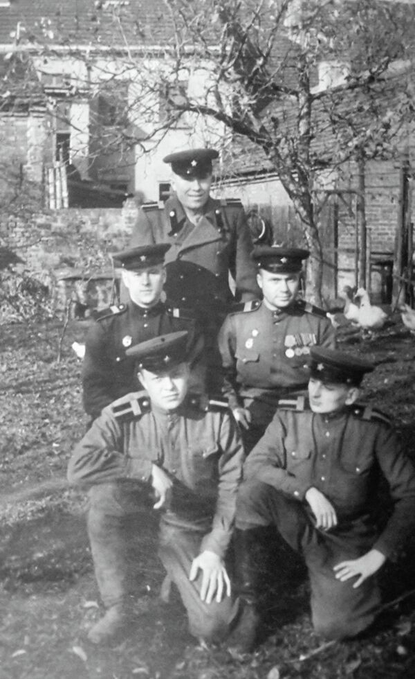 Таджикистанец Олег Соболев (слева в среднем ряду) с однополчанами. Чехословакия, май 1945 года. - Sputnik Таджикистан