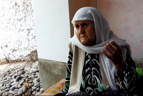 Хиробон Умедова в отличие от своего брата прикована к постели - Sputnik Таджикистан