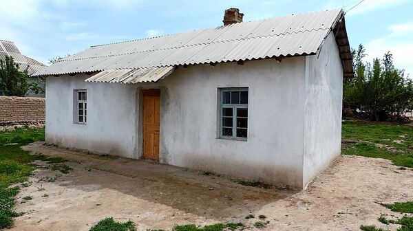 Одинокий ветеран только ночует в своем домике, который дважды восстанавливали после поджога - Sputnik Таджикистан