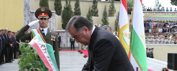 Эмомалӣ Раҳмон ҳангоми гулгузорӣ дар Боғи Ғалаба 8 майи соли 2015 Эмомалӣ Раҳмон ҳангоми гулгузорӣ дар Боғи Ғалаба 8 майи соли 2015 - Sputnik Тоҷикистон