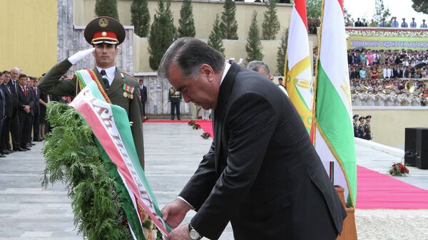 Эмомали Рахмон на возложении венков к Вечному огню во время парада - Sputnik Таджикистан