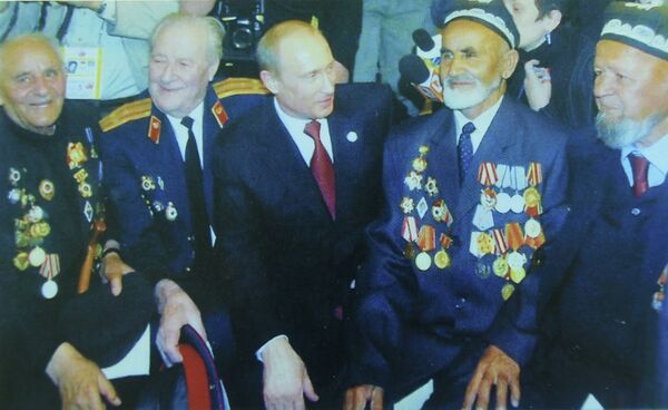 Юнус Юсуфов (второй справа) на праздновании 60-летия Победы в Великой Отечественной войне. Москва, 2005 год. Юнус Юсуфов (второй справа) на праздновании 60-летия Победы в Великой Отечественной войне. Москва, 2005 год. - Sputnik Тоҷикистон