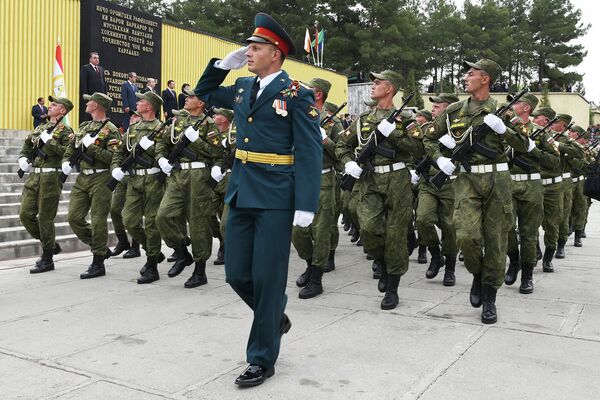 Военнослужащие 201-й российской военной базы в Таджикистане на параде Победы в Душанбе. - Sputnik Таджикистан