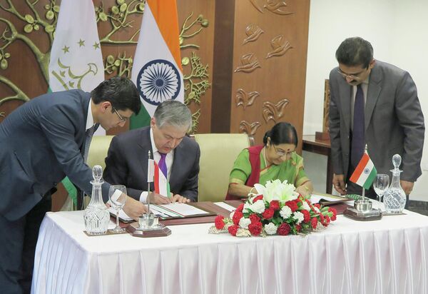 Главы МИД Таджикистана и Индии подписывают документ о сотрудничестве - Sputnik Таджикистан