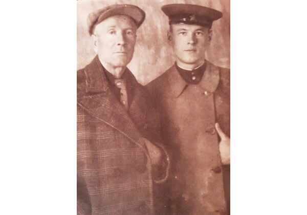 Олег Соболев с отцом Дмитрием Соболевым в 1946 году Олег Соболев с отцом Дмитрием Соболевым в 1946 году - Sputnik Таджикистан