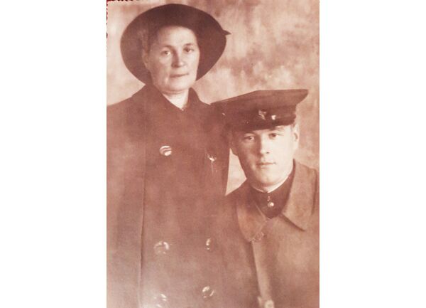 Олег Соболев и его мать Мария Андреевна. Латвия, 1946 год Олег Соболев и его мать Мария Андреевна. Латвия, 1946 год - Sputnik Таджикистан