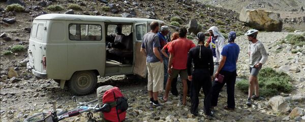 Сайёҳони хориҷӣ дар ҷоддае аз Помир. Акс аз бойгонӣ Сайёҳони хориҷӣ дар ҷоддае аз Помир. Акс аз бойгонӣ - Sputnik Тоҷикистон