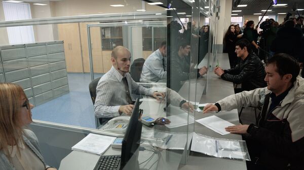 Выдача патентов в Едином миграционном центре. Архивное фото - Sputnik Таджикистан