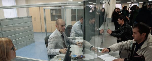 Додани муҷҷавизи кор дар маркази воҳиди муҳоҷират. Акс аз бойгонӣ - Sputnik Тоҷикистон