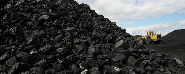 Добыча угля. Архивное фото Добыча угля. Архивное фото - Sputnik Тоҷикистон