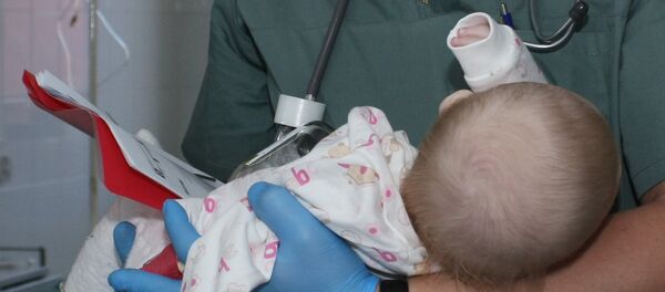 Ребенок на руках врача. Архивное фото Ребенок на руках врача. Архивное фото - Sputnik Таджикистан