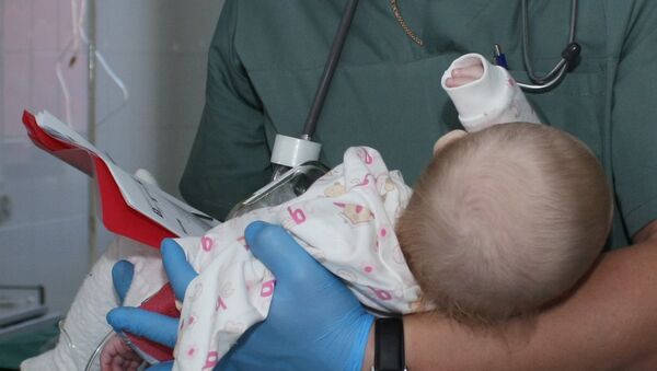 Ребенок на руках врача, архивное фото - Sputnik Таджикистан