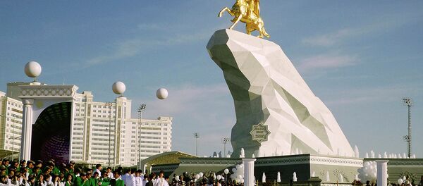 Тандиси тиллокоришудаи Қурбонгулӣ Бердимуҳаммадов дар маркази Ашқобод - Sputnik Тоҷикистон