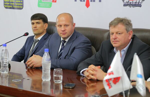 Федор Емельяненко (в центре) на пресс-конференции в Худжанде - Sputnik Таджикистан