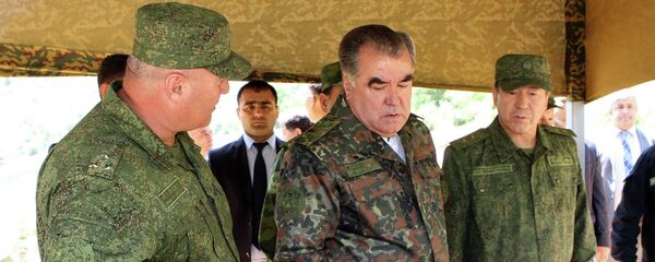 Эмомалӣ Раҳмон зимни ифтитоҳи машқгоҳи ҳарбӣ дар дараи Ромит - Sputnik Тоҷикистон