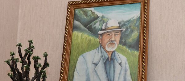 Портрет Бозора Собира в доме поэта Портрет Бозора Собира в доме поэта - Sputnik Таджикистан