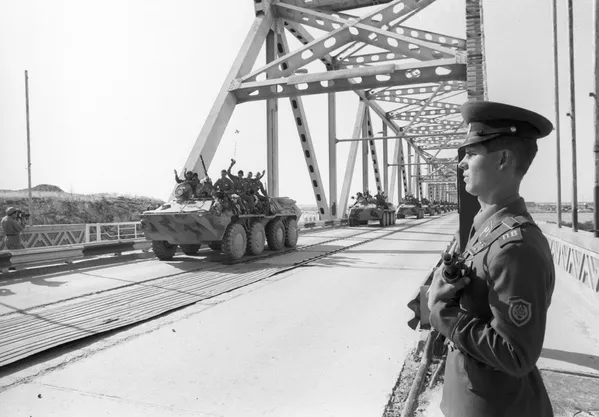 Аввалин корвони неруҳои шӯравӣ марзи Афғонистонро убур мекунанд. Тоҷикистон, соли 1986 Аввалин корвони неруҳои шӯравӣ марзи Афғонистонро убур мекунанд. Тоҷикистон, соли 1986 - Sputnik Тоҷикистон