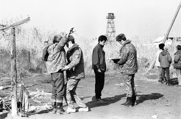 Қисми марзбонӣ дар ноҳияи Панҷ. Тоҷикистон, моҳи январи соли 1993 Гурезаҳо аз Афғонистон бармегарданд. Қисми марзбонӣ дар ноҳияи Панҷ. Тоҷикистон, моҳи январи соли 1993 Гурезаҳо аз Афғонистон бармегарданд. - Sputnik Тоҷикистон