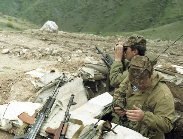 Сарбозони қисми марзбонии рақами 12-и Масков. Тоҷикистон, соли 1995 Сарбозони қисми марзбонии рақами 12-и Масков. Тоҷикистон, соли 1995 - Sputnik Тоҷикистон